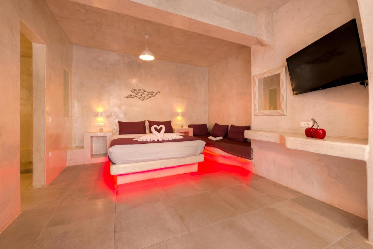 The Muses Of Santorini Private Jacuzzi Suites Вотон Экстерьер фото