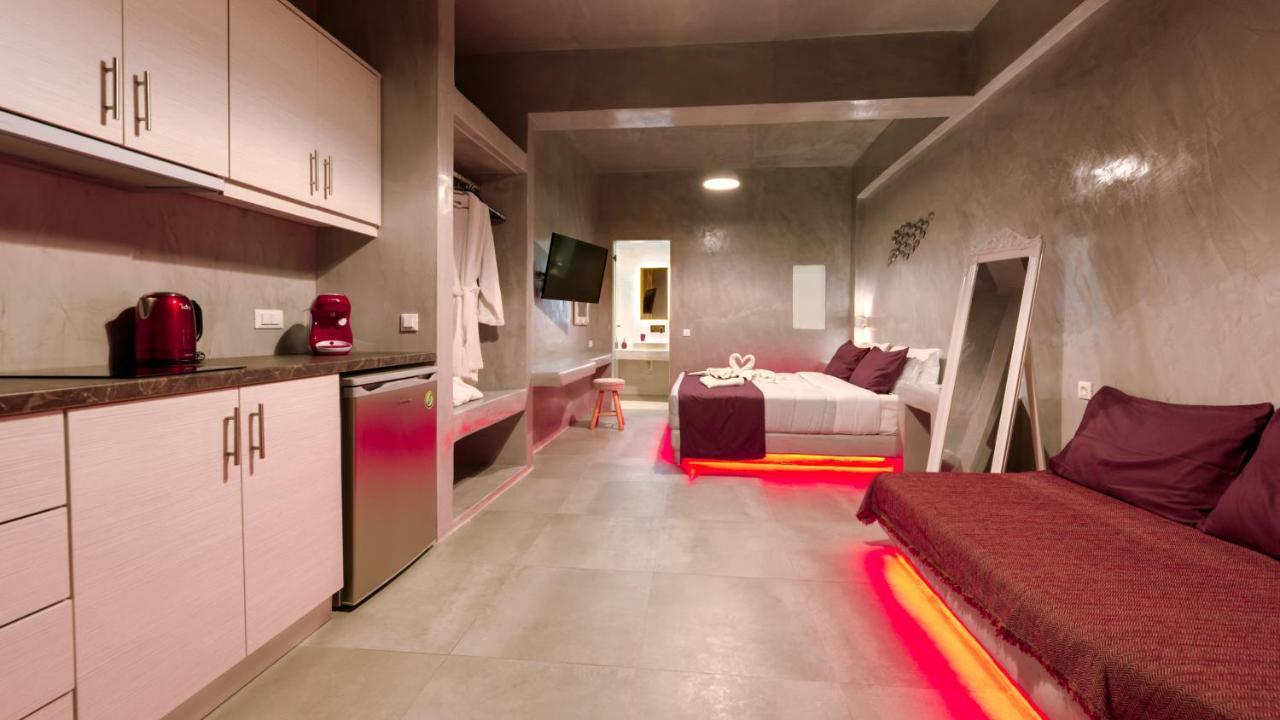 The Muses Of Santorini Private Jacuzzi Suites Вотон Экстерьер фото