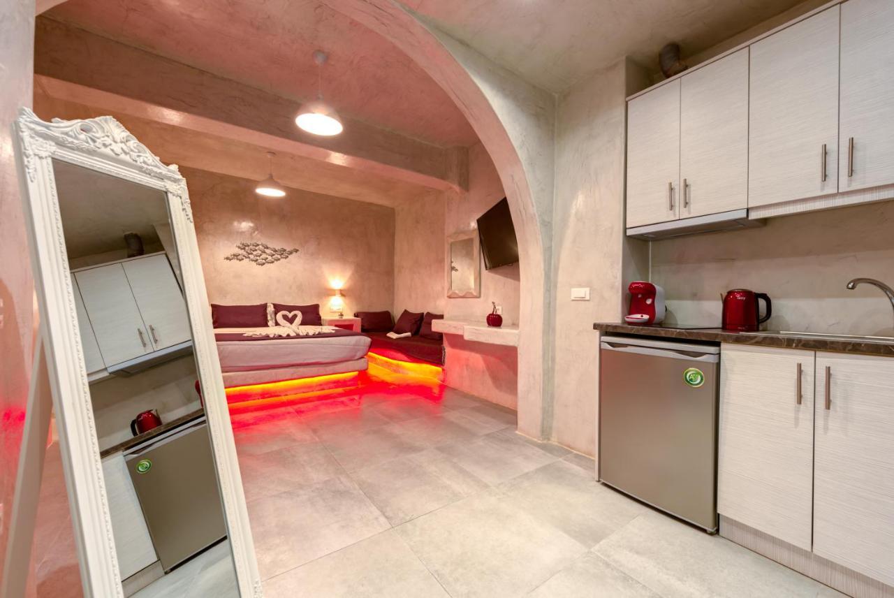 The Muses Of Santorini Private Jacuzzi Suites Вотон Экстерьер фото